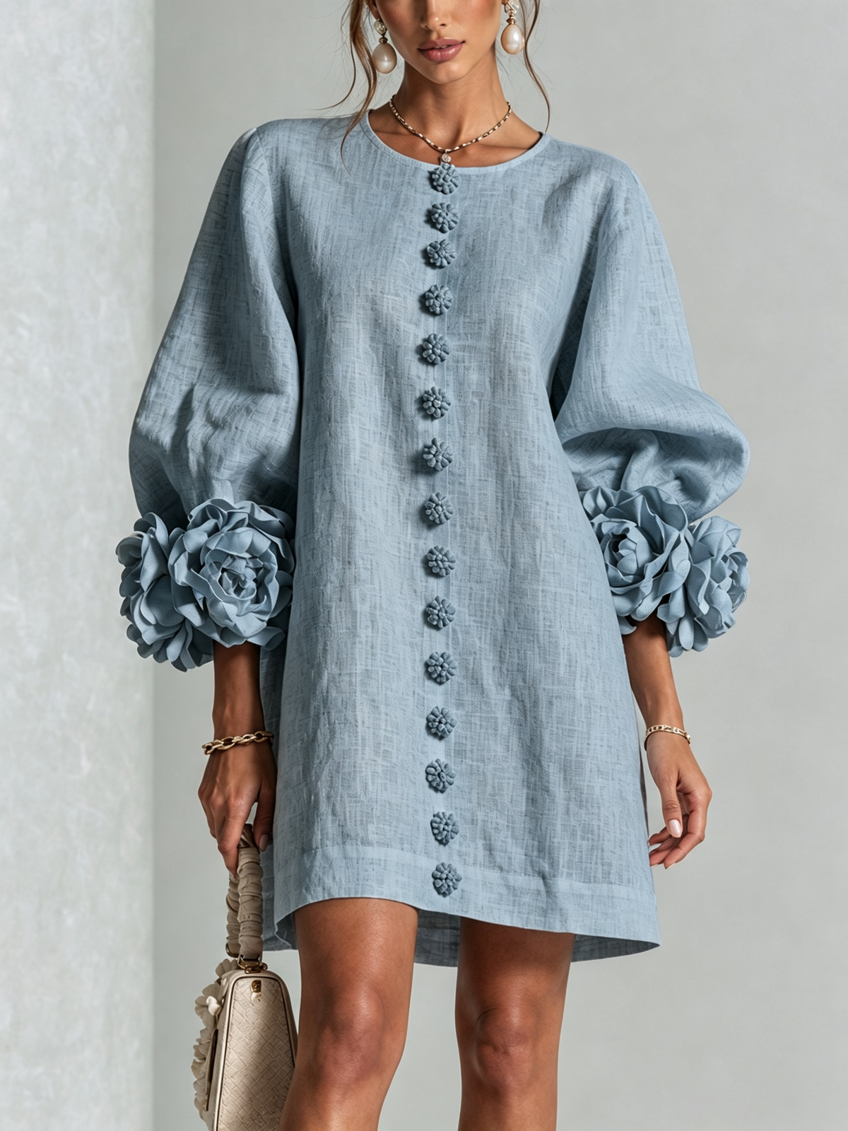 Alba | Vestido mini blanco con botones, estampado y puños florales.