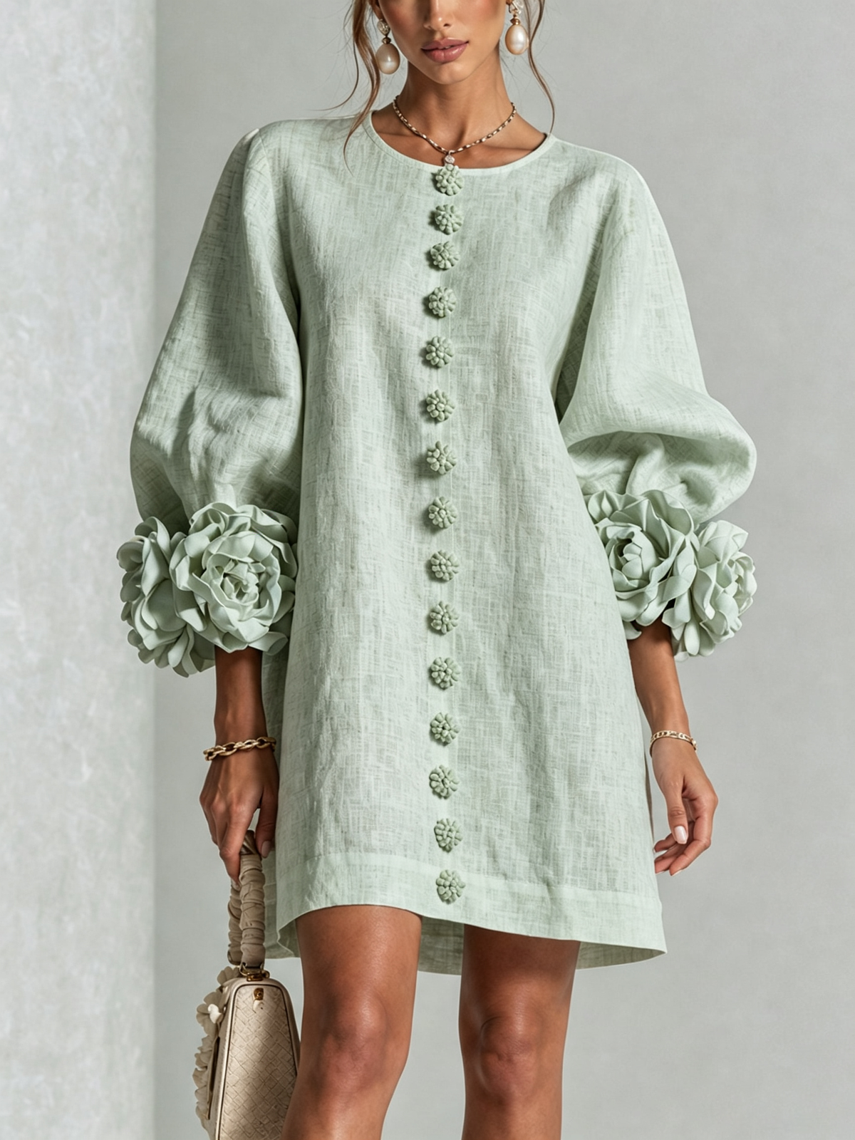 Alba | Vestido mini blanco con botones, estampado y puños florales.