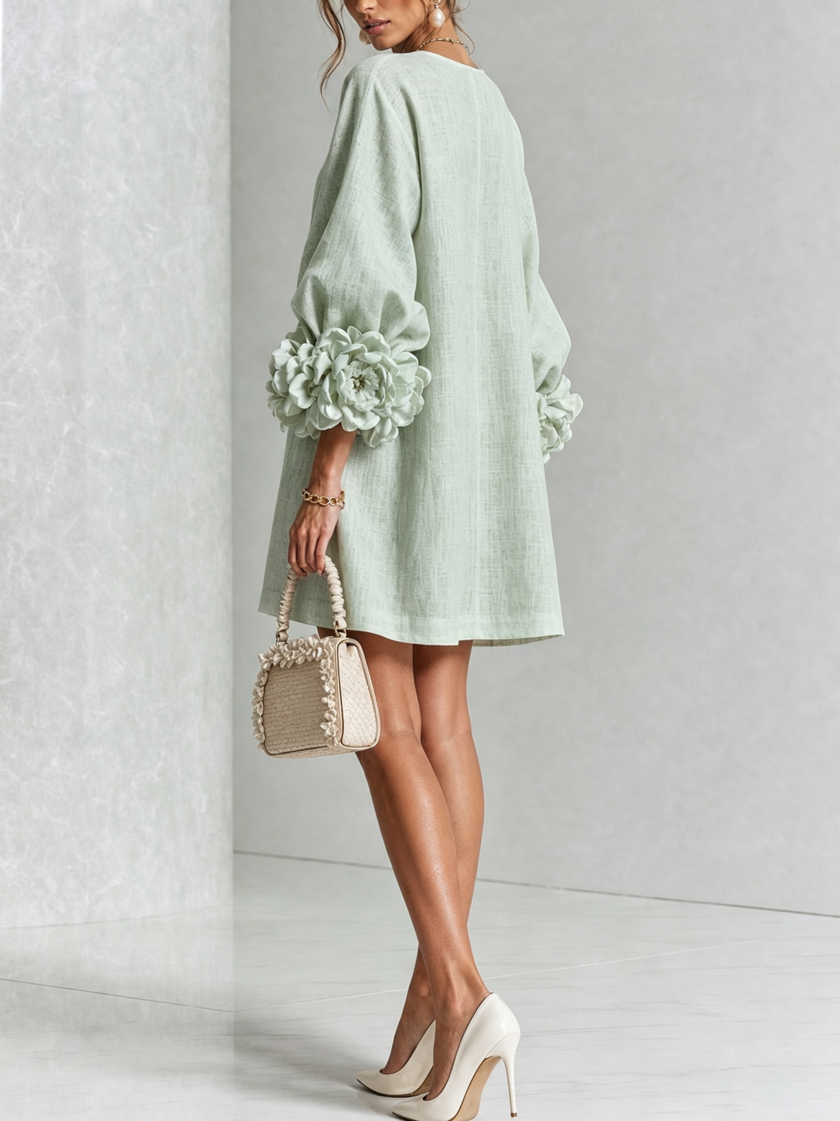 Alba | Vestido mini blanco con botones, estampado y puños florales.