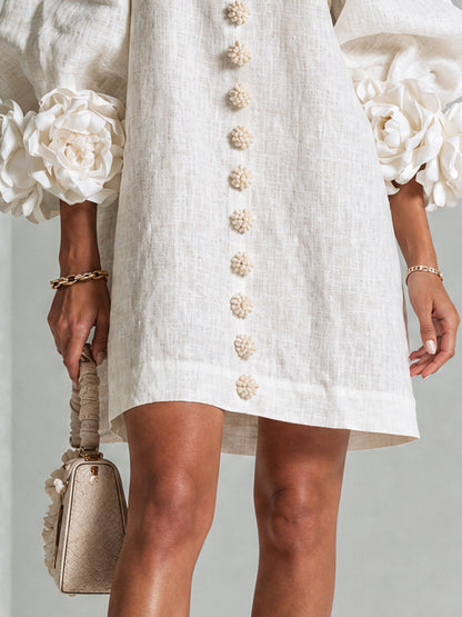 Alba | Vestido mini blanco con botones, estampado y puños florales.