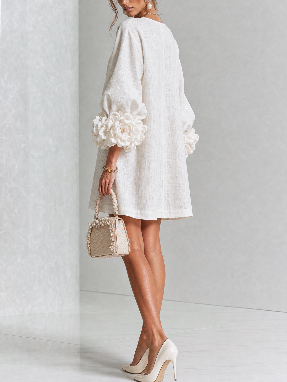 Alba | Vestido mini blanco con botones, estampado y puños florales.