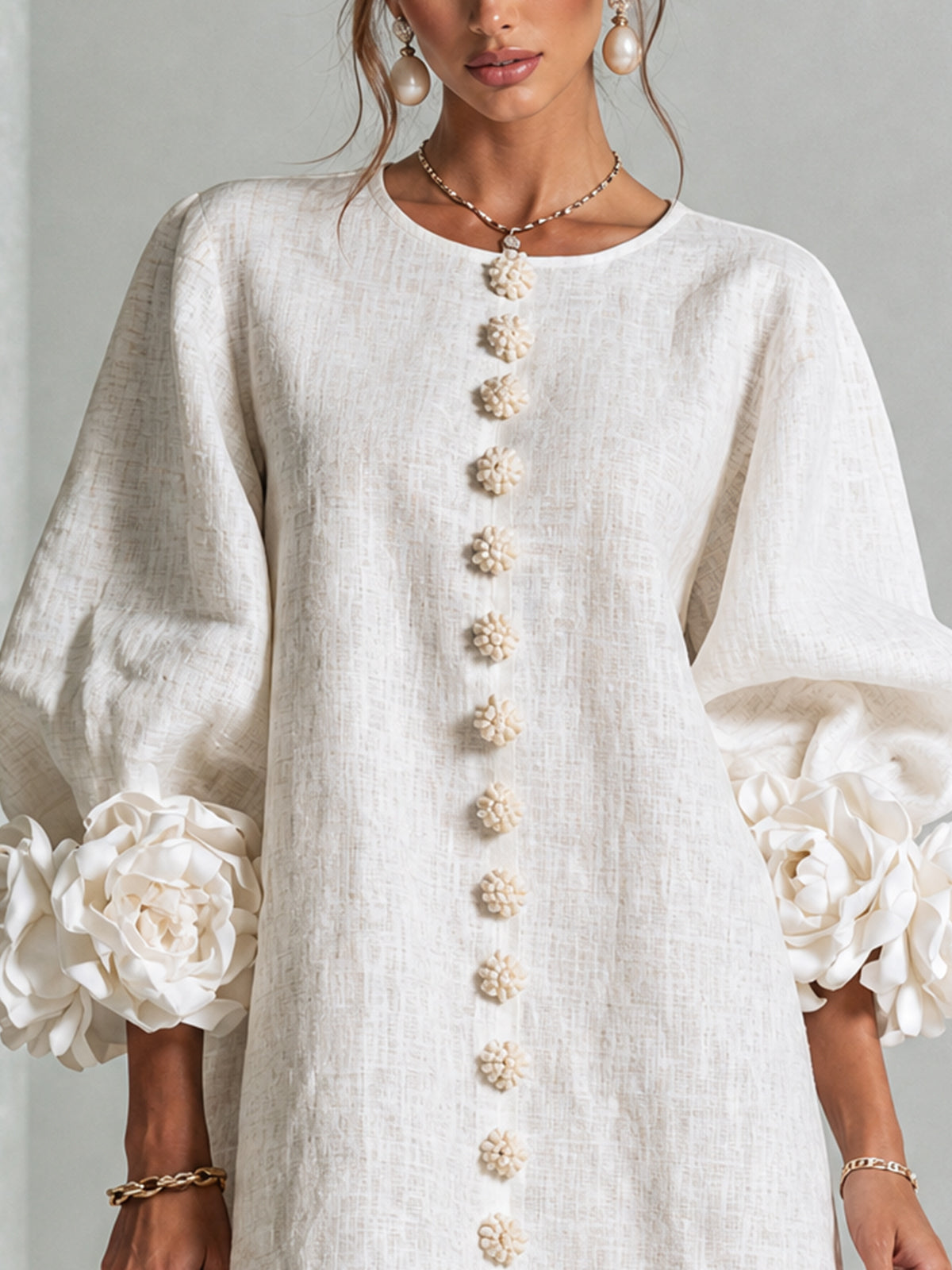 Alba | Vestido mini blanco con botones, estampado y puños florales.