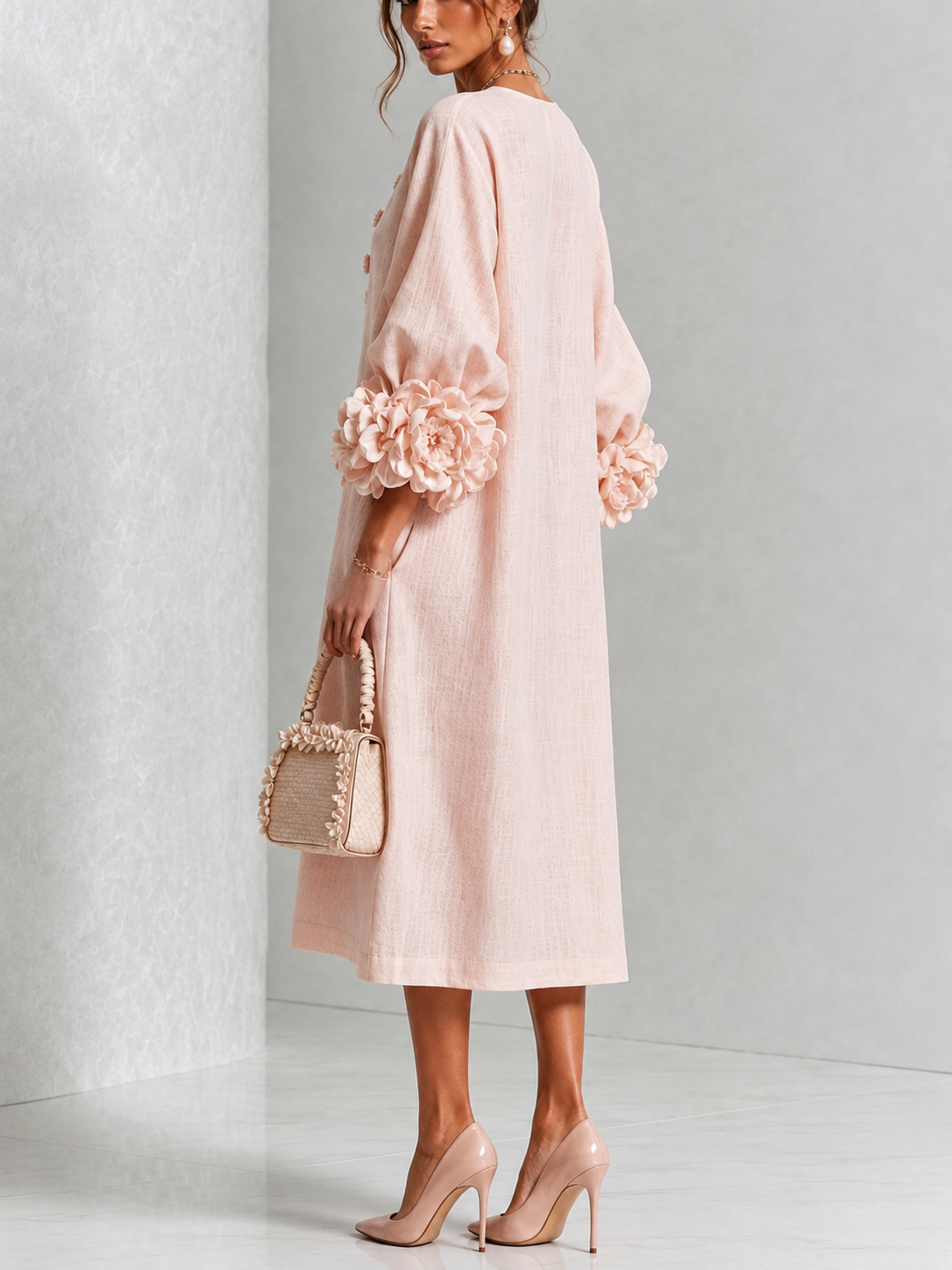 Vestido midi rosa con botones frontales y puños florales llamativos